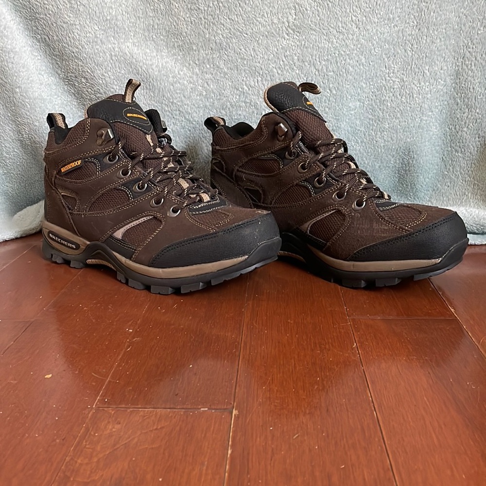 New Skechers size 7.5 waterproof hiking boot